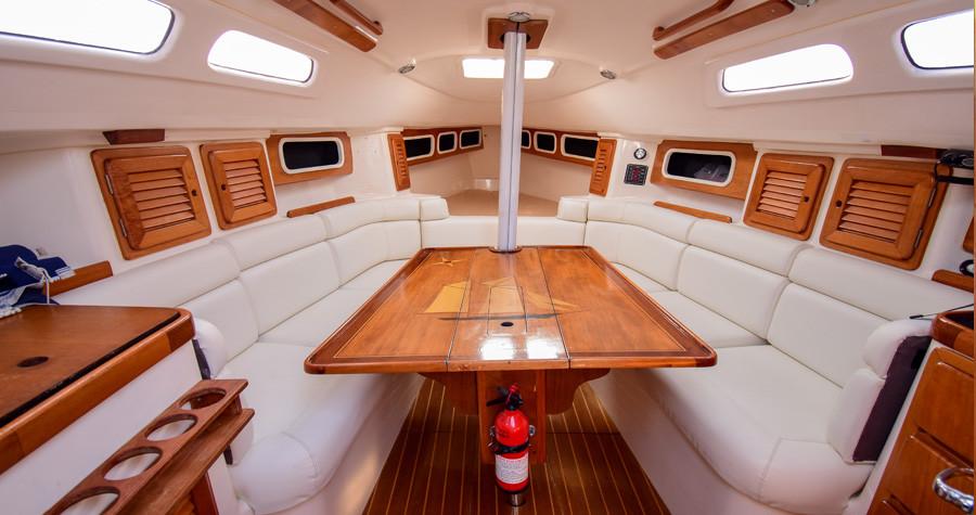 29ft Yacht Sailing on Midsize Yacht