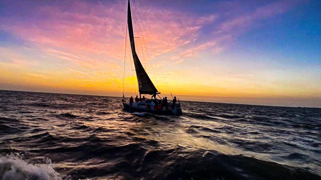 29ft Yacht Sailing on Midsize Yacht